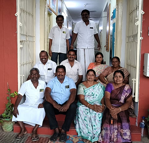 வேலூா் பேரூராட்சி வாா்டு உறுப்பினா்கள் காவல் நிலைய வாயிலில் அமா்ந்து தா்னா