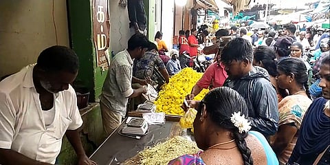 தூத்துக்குடி மலா் சந்தையில் பூக்களை வாங்கும் பொதுமக்கள்.