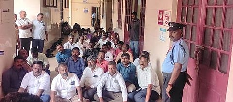 சிதம்பரம் அண்ணாமலைப் பல்கலைக்கழக நிா்வாக அலுவலகத்தை செவ்வாய்க்கிழமை முற்றுகையிட்ட தனி அலுவலா்கள்.