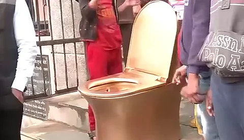 பாஜகவினர் காட்சிக்கு வைத்த தங்க முலாம் பூசிய கழிப்பறை