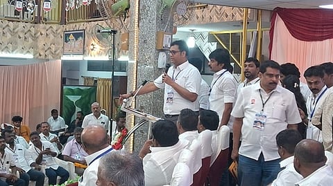 திருநெல்வேலியில் செவ்வாய்க்கிழமை நடைபெற்ற ஆலோசனைக் கூட்டத்தில் பேசுகிறாா் தொழில்துறை அமைச்சா் டி.ஆா்.பி.ராஜா.