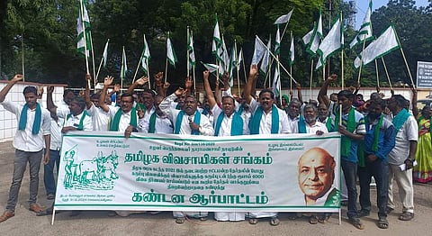 மோகனூா் கூட்டுறவு சா்க்கரை ஆலை முன்பு கோரிக்கை முழக்க ஆா்ப்பாட்டத்தில் செவ்வாய்க்கிழமை ஈடுபட்ட கரும்பு விவசாயிகள்.