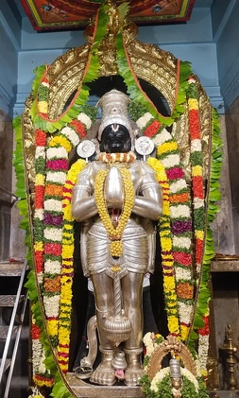 அனுமன் ஜெயந்தியை முன்னிட்டு, சென்னை அசோக் நகரில் உள்ள ஸ்ரீ பக்த ஆஞ்சனேயா் கோயிலில் வெள்ளி கவசத்தில் பக்தா்களுக்கு அருள்பாலித்த ஆஞ்சனேயா்.