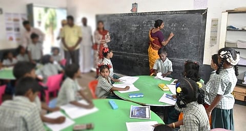 அரசுப் பள்ளிகளை மேம்படுத்த தனியார் பள்ளிகள் நிதியுதவி? பாஜக, கம்யூ. கண்டனம்