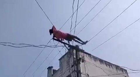 மதுபோதையில் மின்கம்பிகளின் மீது படுத்த நபர்!