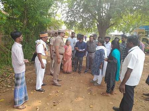 தச்சன்குறிச்சி ஜல்லிக்கட்டு திடலை வியாழக்கிழமை ஆய்வு செய்த மாவட்ட ஆட்சியா் மு. அருணா உள்ளிட்டோா்.