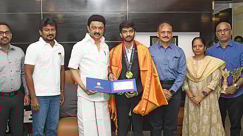 முதல்வர் ஸ்டாலினுடன் குகேஷ்.
