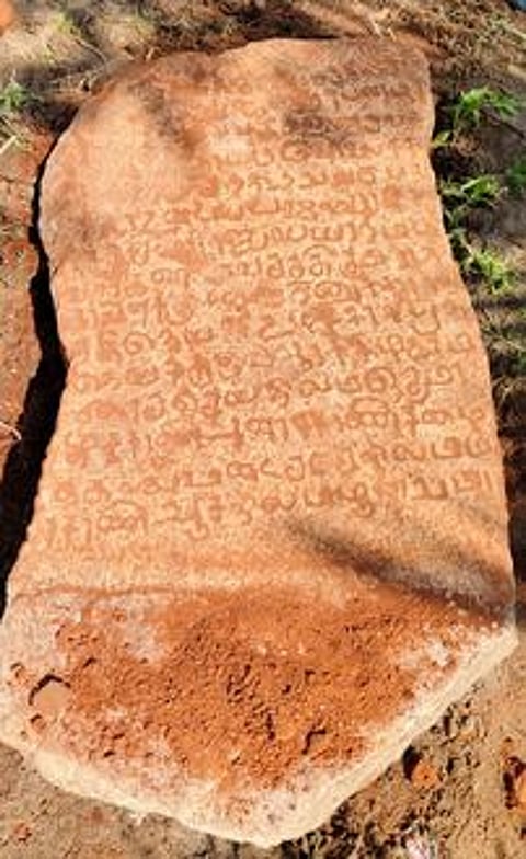 புதுக்கோட்டை ஆவுடையாா்கோவில் அருகேயுள்ள ஒக்கூரில் கண்டெடுக்கப்பட்ட சோழா் காலக் கல்வெட்டு.