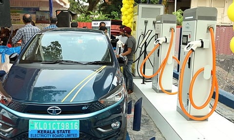 அனைத்து மின்சார வாகனங்களிலும் ஒலி எச்சரிக்கை அமைப்பு: அடுத்த ஆண்டு முதல் கட்டாயமாக்க மத்திய அரசு திட்டம்