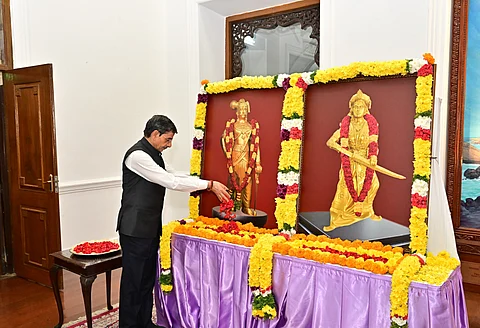 வேலு நாச்சியார், கட்டபொம்மன் பிறந்த நாளுக்கு மலர்தூவி மரியாதை செலுத்தும் ஆளுநர் ஆர்.என். ரவி.