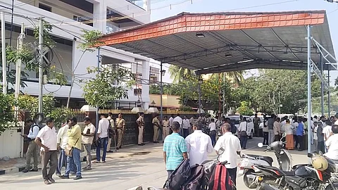 அமைச்சர் துரைமுருகன் வீட்டுக்கு வெளியே குவிந்திருக்கும் திமுக தொண்டர்கள்.