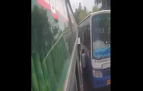 இரண்டு பேருந்துகளுக்கு இடையே சிக்கிய இளைஞர்