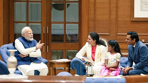 பிரதமர் நரேந்திர மோடியைச் சந்தித்த கொனேரு ஹம்பி குடும்பத்தினர்.