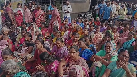 லால்குடி அருகே நெடுஞ்சலக்குடி ஊராட்சியை திருச்சி மாநகராட்சி உடன் இணைப்பதற்கு எதிர்ப்பு தெரிவித்து வெள்ளிக்கிழமை சாலை மறியல் போராட்டத்தில் ஈடுபட்ட கிராம மக்கள்.