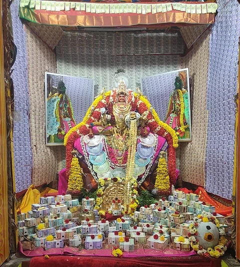 தனலட்சுமி அலங்காரத்தில் காட்சியளிக்கும் மண்ணச்சநல்லூர் அருள்மிகு பகவதி அம்மன்.