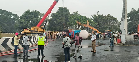 கோவை உப்பிலிபாளையம் மேம்பாலத்தில் கவிழ்ந்து விபத்துக்குள்ளான எல்பிஜி எரிவாயு ஏற்றி வந்த டேங்கர் லாரியில் இருந்து கசிந்து வரும் எரிவாயுவை தண்ணீரை பீய்ச்சி அடித்து முன்னெச்சரிக்கை பணிகளில் ஈடுபட்டு வருகின்றனர் தீயணைப்புத் துறையினர்.