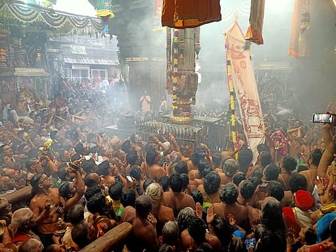 நடராஜர் கோவிிலில் சித்சபை எதிரே உள்ள கொடிமரத்தில் உற்சவ ஆச்சாரியார் ச.க.சிவராஜ தீட்சிதரால் ஏற்றப்பட்ட உற்சவக் கொடி