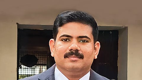 அன்று டெலிவரி பாய்; இன்று நீதிபதி!