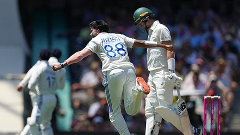 பாட் கம்மின்ஸ் விக்கெட்டை கொண்டாடிய இந்திய வீரர்