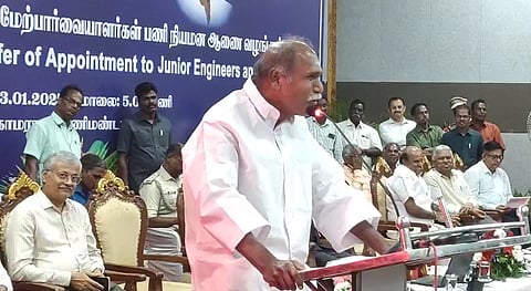 புதுச்சேரி பொதுப் பணித் துறையில் பணி நியமனம் செய்யப்பட்டுள்ள 99 இளநிலைப் பொறியாளா், 69 மேற்பாா்வையாளா்களுக்கு பணி நியமன ஆணை வழங்கி பேசும் முதல்வர் என்.ரங்கசாமி.