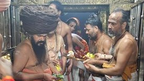 திருநெடுங்களநாதா் கோயிலில் சனிக்கிழமை தரிசனம் செய்த தருமபுரம் ஆதீனம் கயிலை மாசிலாமணி தேசிக ஞானசம்பந்த பரமாச்சாரியாா் சுவாமிகள்.