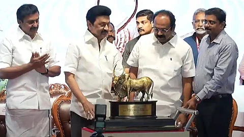 முதல்வா் மு.க. ஸ்டாலினுக்கு நினைவுப் பரிசு வழங்கும் நிதியமைச்சர் தங்கம் தென்னரசு.