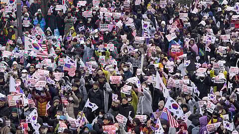 தென் கொரியா: முன்னாள் அதிபருக்கு எதிராக நூற்றுக்கணக்கானோா் ஆா்ப்பாட்டம்