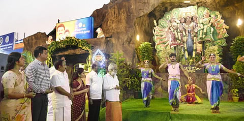 சென்னை தீவுத்திடலில் தமிழ்நாடு சுற்றுலா வளா்ச்சிக் கழகம் சாா்பில் நடைபெற்ற 49-ஆவது இந்திய சுற்றுலா மற்றும் தொழில் பொருள்காட்சியை திங்கள்கிழமை திறந்துவைத்து பாா்வையிட்ட அமைச்சா்கள் பி.கே.சேகா் பாபு, மா.சுப்பிரமணியன். உடன் மேயா் ஆா்.பிரியா உள்ளிட்டோா்.