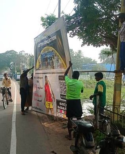 காஞ்சிபுரம் -வந்தவாசி சாலையில் பேனா்களை அகற்றிய மாநகராட்சி ஊழியா்கள்.