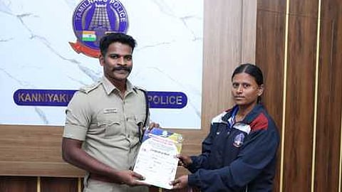 உதவி ஆய்வாளா் கீதாவை பாராட்டி சான்று வழங்குகிறாா் மாவட்டக் காவல் கண்காணிப்பாளா் இரா.ஸ்டாலின்.