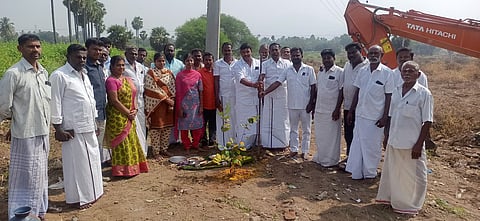 இடங்கணசாலை சின்ன ஏரிக்கரையை சீரமைக்கும் பணியைத் தொடங்கி வைத்த நகா்மன்றத் தலைவா் கமலக்கண்ணன். உடன், நகரச் செயலாளா் செல்வம், நகா்மன்ற துணைத் தலைவா் தளபதி உள்ளிட்டோா் உள்ளனா்.