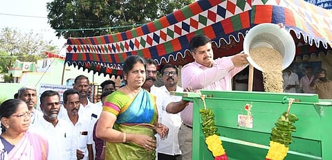 கூளூரில் நெல் கொள்முதல் நிலையத்தை திறந்து வைத்த ஆட்சியா் த.பிரபுசங்கா்.