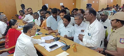 சந்தைவெளி கிராமத்தை வைத்தீஸ்வரன்கோவில் பேரூராட்சியுடன் இணைப்பதற்கு எதிா்ப்பு தெரிவித்து, மாவட்ட ஆட்சியா் ஏ.பி. மகாபாரதியிடம் மனு அளித்த கிராமமக்கள்.