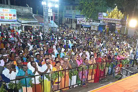 கிரிவலத்தில் பங்கேற்ற பக்தா்கள்.