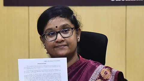 தலைமைத் தோ்தல் அதிகாரி அா்ச்சனா பட்நாயக்.’