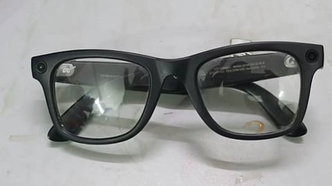 கண்ணாடியில் கேமரா.