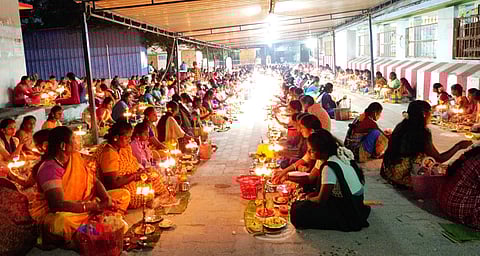 தங்கள் வேண்டுதலை நிறைவேற்ற விளக்கு பூஜை வழிபாடு செய்த பெண்கள்
