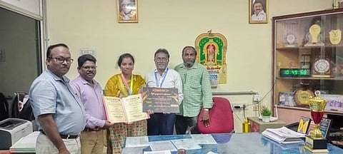 பன்னாட்டு பேச்சரங்கில் முதலிடம் பெற்ற மாணவிக்கு பாராட்டு