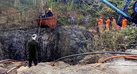 சுரங்கத்தில் சிக்கியுள்ள தொழிலாளிகளை மீட்கும் பணி நடைபெற்று வருகிறது.