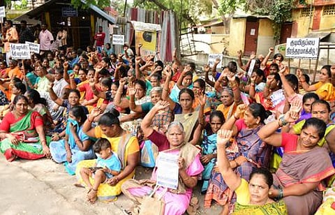 மதுரை மாவட்ட ஆட்சியரகம் அருகே உள்ள திருவள்ளுவா் சிலை முன் புதன்கிழமை ஆா்ப்பாட்டத்தில் ஈடுபட்ட பீ.பீ. குளம் முல்லைநகா் பகுதி மக்கள்.