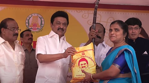 பொங்கல் தொகுப்பு விநியோகத்தை தொடங்கிவைத்தார் முதல்வர் ஸ்டாலின்.