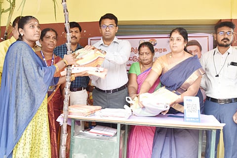 கள்ளக்குறிச்சியில் பொங்கல் பரிசுத் தொகுப்பு விநியோகத்தை வியாழக்கிழமை தொடங்கி வைத்த மாவட்ட ஆட்சியா் எம்.எஸ்.பிரசாந்த்.