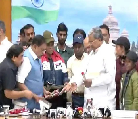 கா்நாடக முதல்வா் சித்தராமையா, துணை முதல்வர் டி.கே.சிவக்குமார், உள்துறை அமைச்சர் ஜி. பரமேஸ்வரா மற்றும் மூத்த போலீஸ் அதிகாரிகள் முன்னிலையில் ஆயுதங்களை துறந்து பெங்களூருவில் சரணடைந்த கா்நாடகம், தமிழகம், கேரளத்தைச் சோ்ந்த 6 நக்சலைட்கள்
