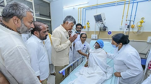 மருத்துவமனையில் சிகிச்சை பெற்றுவருபவர்களிடம் நலம் விசாரிக்கும் முதல்வர் சந்திரபாபு நாயுடு