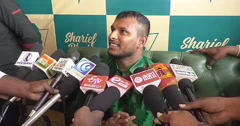 செய்தியாளர்களுக்கு பேட்டியளிக்கும் கிரிக்கெட் வீரர் நடராஜன்.