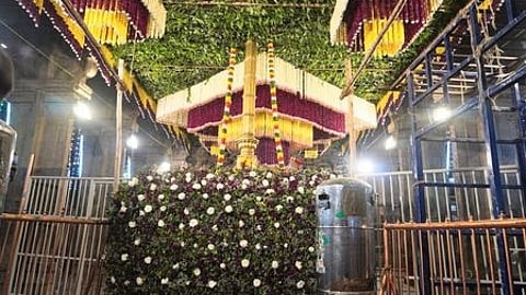 ஸ்ரீரங்கம் அரங்கநாத சுவாமி கோயிலில் பரமபதவாசல் திறப்பையொட்டி செய்யப்பட்டிருந்த பூ அலங்காரம்.