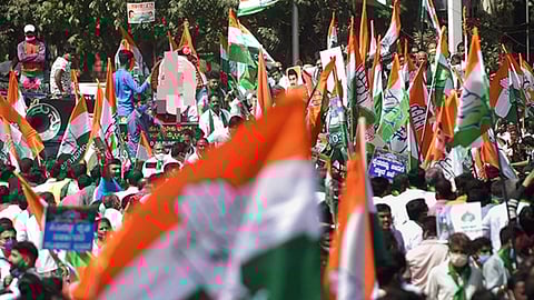 அரசமைப்புச் சட்டத்தைப் பலவீனப்படுத்துகிறாா் பிரதமா் மோடி: காங்கிரஸ் குற்றச்சாட்டு