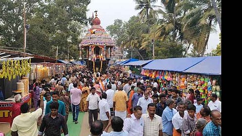 தேரை வடம் பிடித்து செல்லும் பக்தா்கள்.
