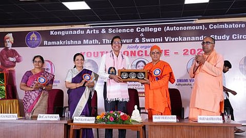 கொங்குநாடு கலை, அறிவியல் கல்லூரியில் நடைபெற்ற இளைஞா் மாநாட்டில் பங்கேற்ற சிறப்பு விருந்தினா் ஐஐடி இயக்குநா் வி.காமகோடிக்கு நினைவுப் பரிசு வழங்கிய தஞ்சாவூா் ராமகிருஷ்ண மடத்தின் மடாதிபதி சுவாமி விமூா்த்தானந்த மகராஜ்.