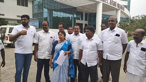 நாமக்கல் மாவட்ட காவல் கண்காணிப்பாளரிடம் மனு அளிக்க வந்த பாமக மாநில பொருளாளா் எம்.திலகபாமா உள்ளிட்டோா்.